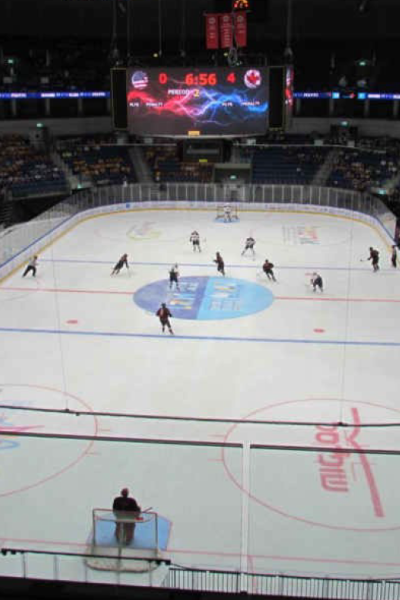 První soutěže proběhly na vedlejším stadionu v ledním hokeji