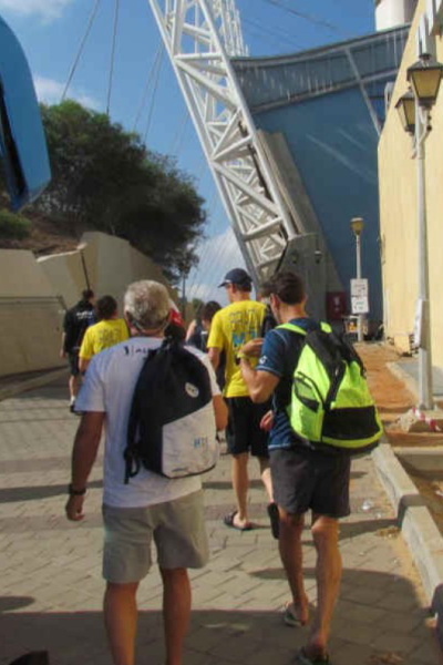 Autobus přivezl plavce až k bazénu